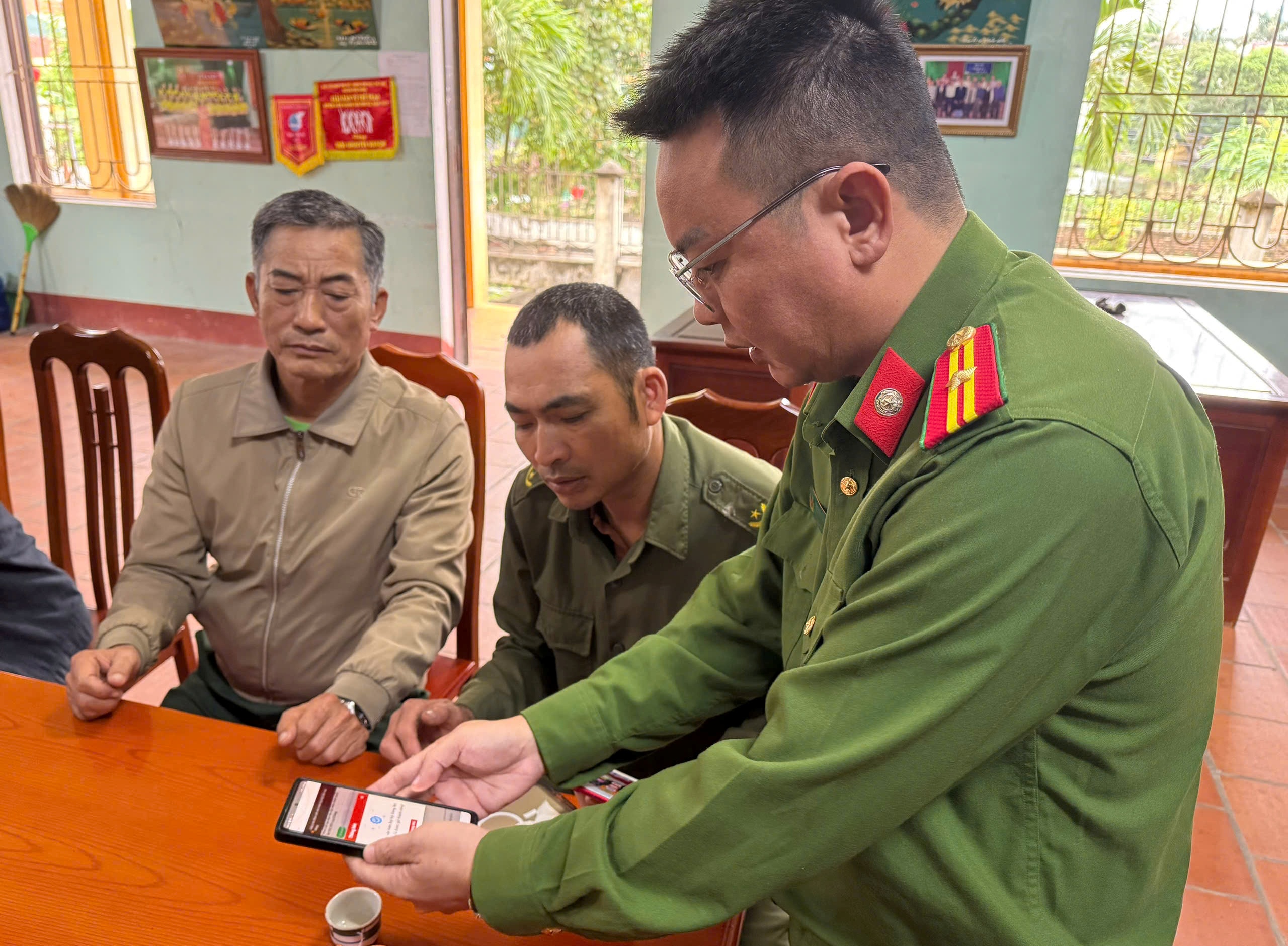 Công an xã Cẩm Giang - Cầu nối đưa ý kiến của Nhân dân đến với Đại hội Đảng qua ứng dụng VNeID